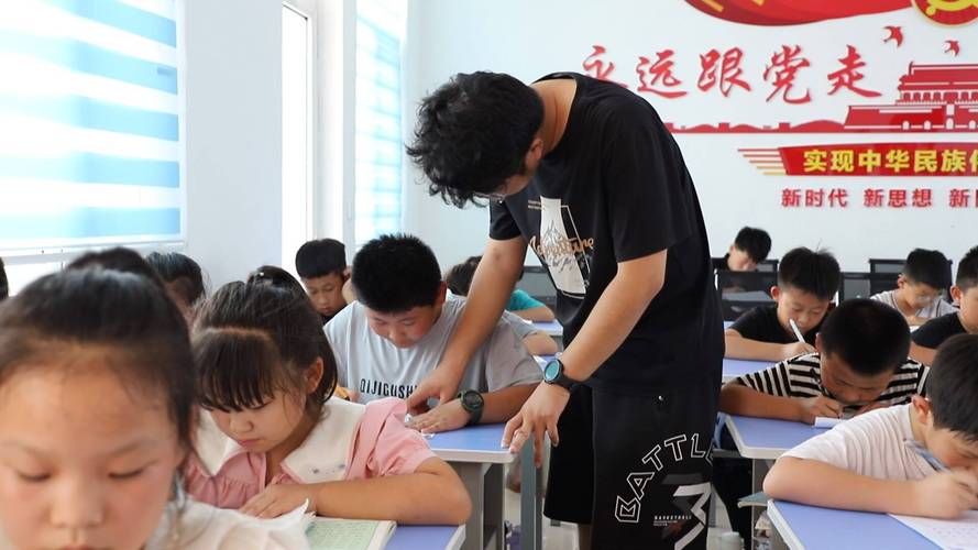 中学生辅导小学生，西乡街道河东社区暑假作业辅导小课堂开班