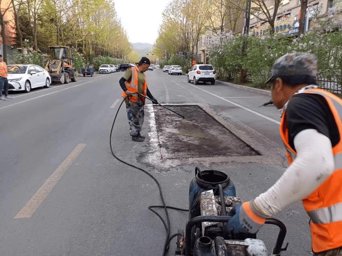 集团维修路面工程:提升道路品质,保障行车安全