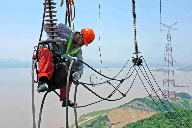 雷击事故后的电力系统维修:恢复与安全的双重保障